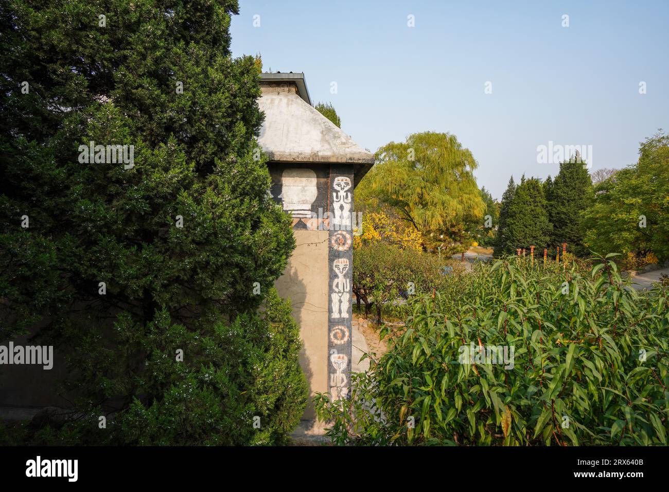 Pittura di figura sul muro esterno della casa a Taiwan, area panoramica del Museo etnico cinese a Pechino Foto Stock