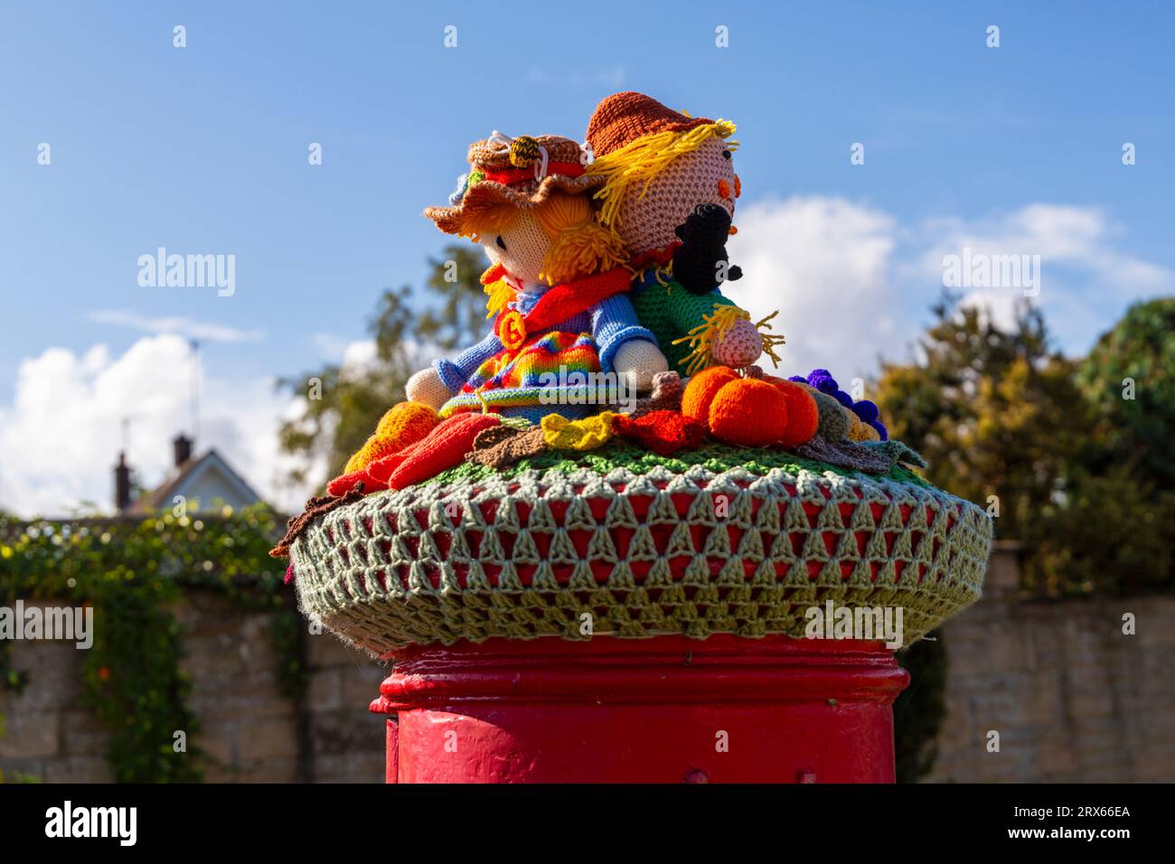 Poole, Dorset, Regno Unito. 23 settembre 2023. UK Weather: Sunshine come uno strato superiore a maglia appare su una casella di posta rossa a Poole, nel Dorset, con un tema del Festival del raccolto, una celebrazione del raccolto e del cibo coltivato, per celebrare quando le colture sono state raccolte e le persone possono riflettere e mostrare gratitudine per il cibo che hanno. Crediti: Carolyn Jenkins/Alamy Live News Foto Stock