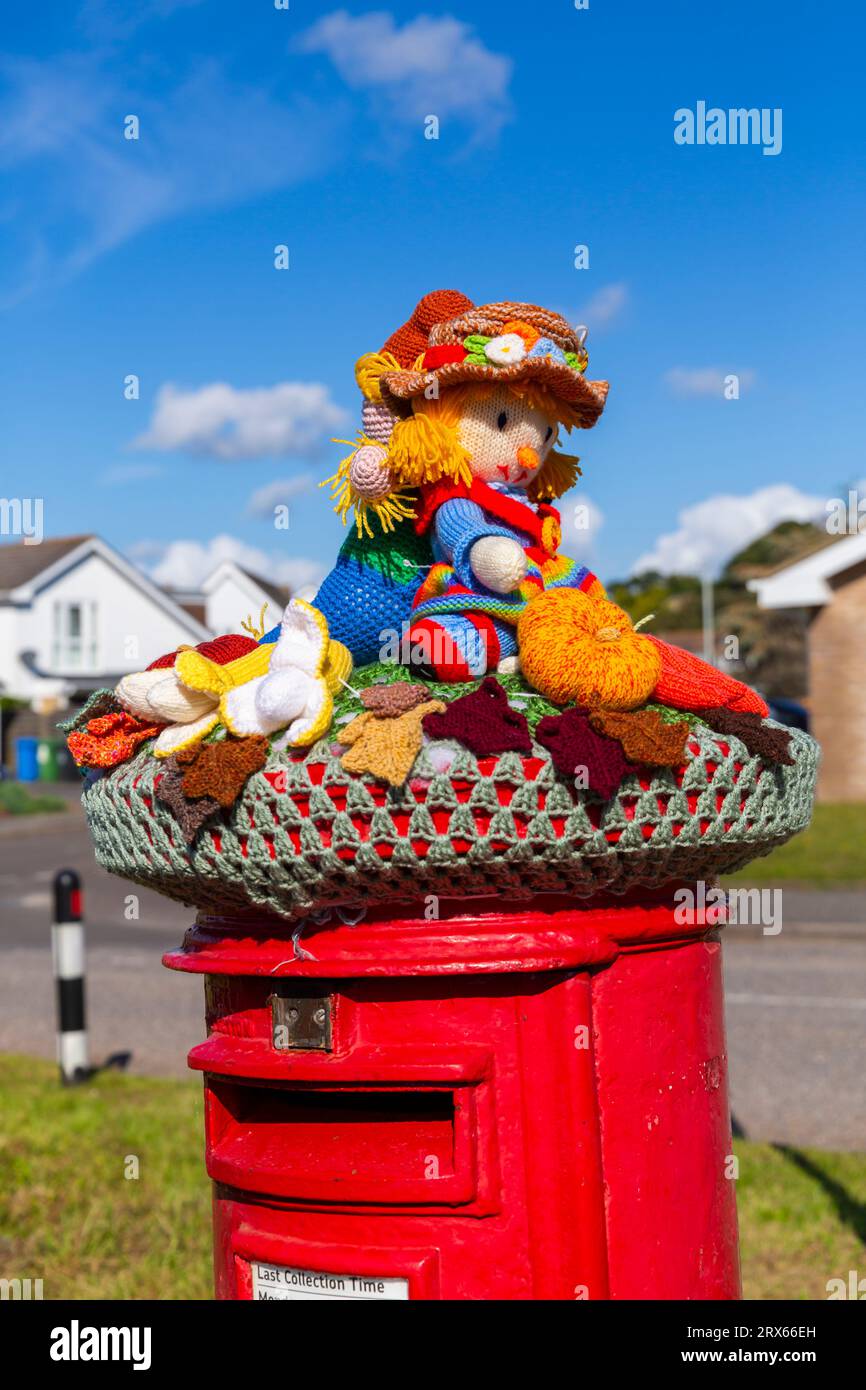 Poole, Dorset, Regno Unito. 23 settembre 2023. UK Weather: Sunshine come uno strato superiore a maglia appare su una casella di posta rossa a Poole, nel Dorset, con un tema del Festival del raccolto, una celebrazione del raccolto e del cibo coltivato, per celebrare quando le colture sono state raccolte e le persone possono riflettere e mostrare gratitudine per il cibo che hanno. Crediti: Carolyn Jenkins/Alamy Live News Foto Stock