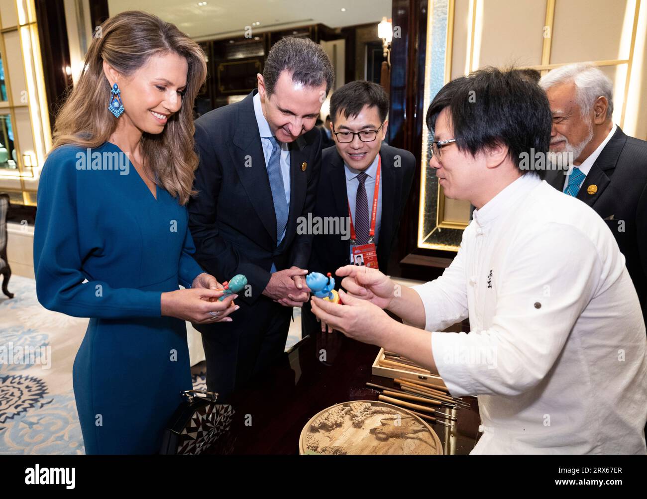 Hangzhou, provincia cinese di Zhejiang. 23 settembre 2023. Il presidente siriano Bashar al-Assad e sua moglie asma al-Assad godono di una dimostrazione di patrimonio culturale intangibile prima di un banchetto di benvenuto a Hangzhou, capitale della provincia dello Zhejiang della Cina orientale, 23 settembre 2023. Crediti: Huang Jingwen/Xinhua/Alamy Live News Foto Stock
