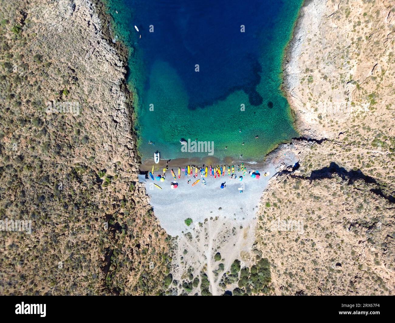 Spagna, Murcia, la Azohia, vista aerea della spiaggia di Cala Cerrada in estate Foto Stock