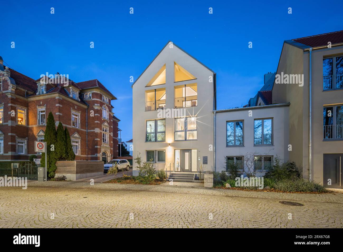 Germania, bassa Sassonia, Wolfenbuttel, facciata di casa moderna dipinta di bianco al crepuscolo Foto Stock