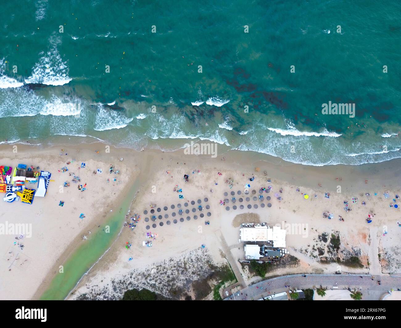 Spagna, Comunità Valenciana, MIL Palmeras, veduta aerea degli ombrelloni sulla spiaggia sabbiosa Foto Stock