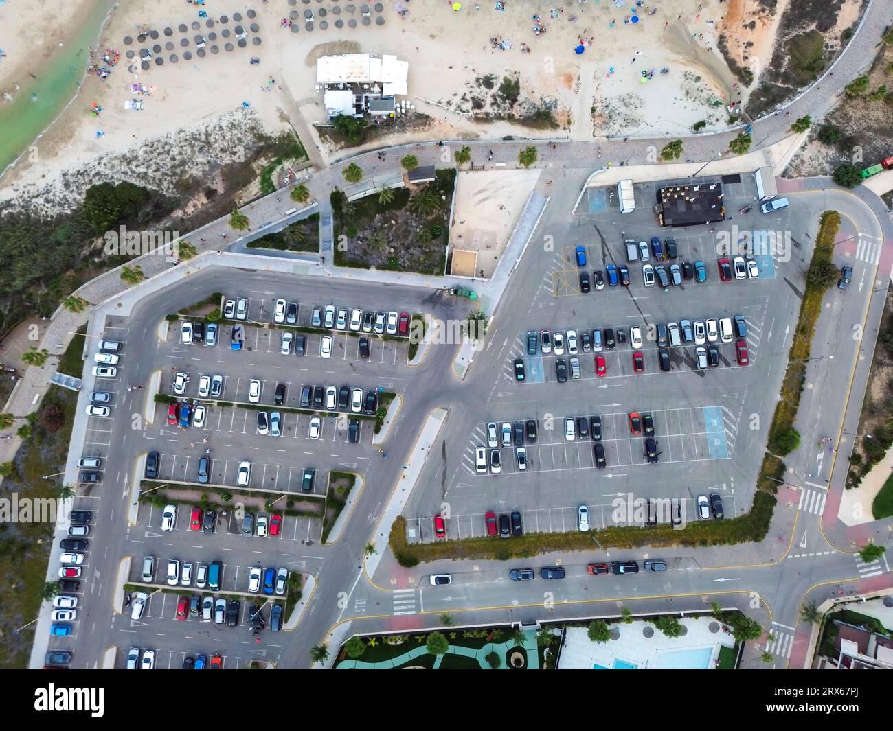 Spagna, Comunità Valenciana, MIL Palmeras, vista aerea del parcheggio sulla spiaggia Foto Stock