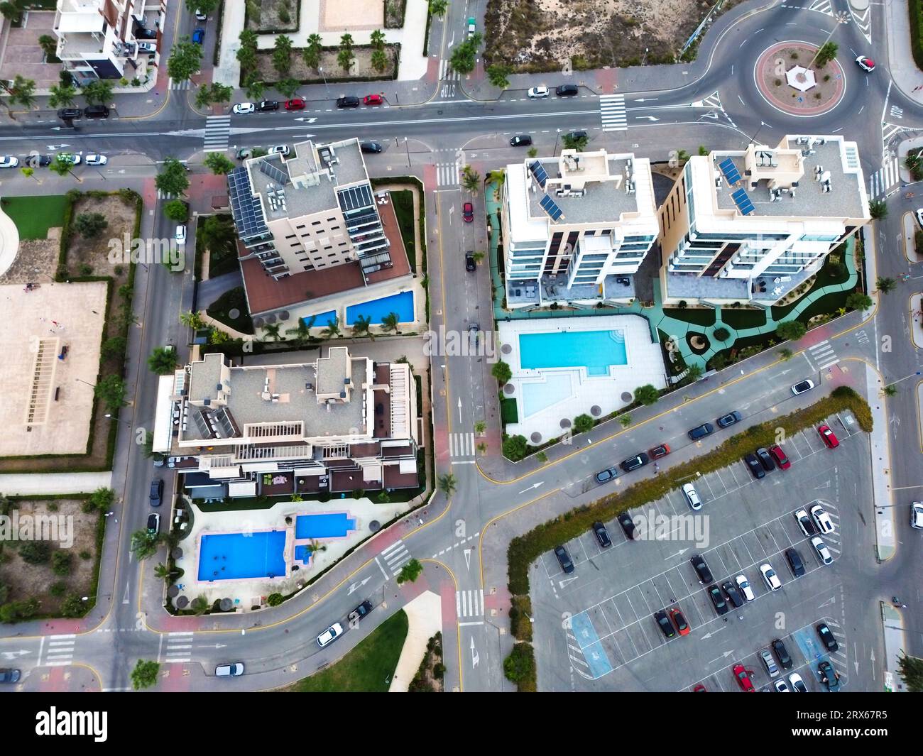 Spagna, Comunità Valenciana, MIL Palmeras, vista aerea dei condomini e del parcheggio Foto Stock