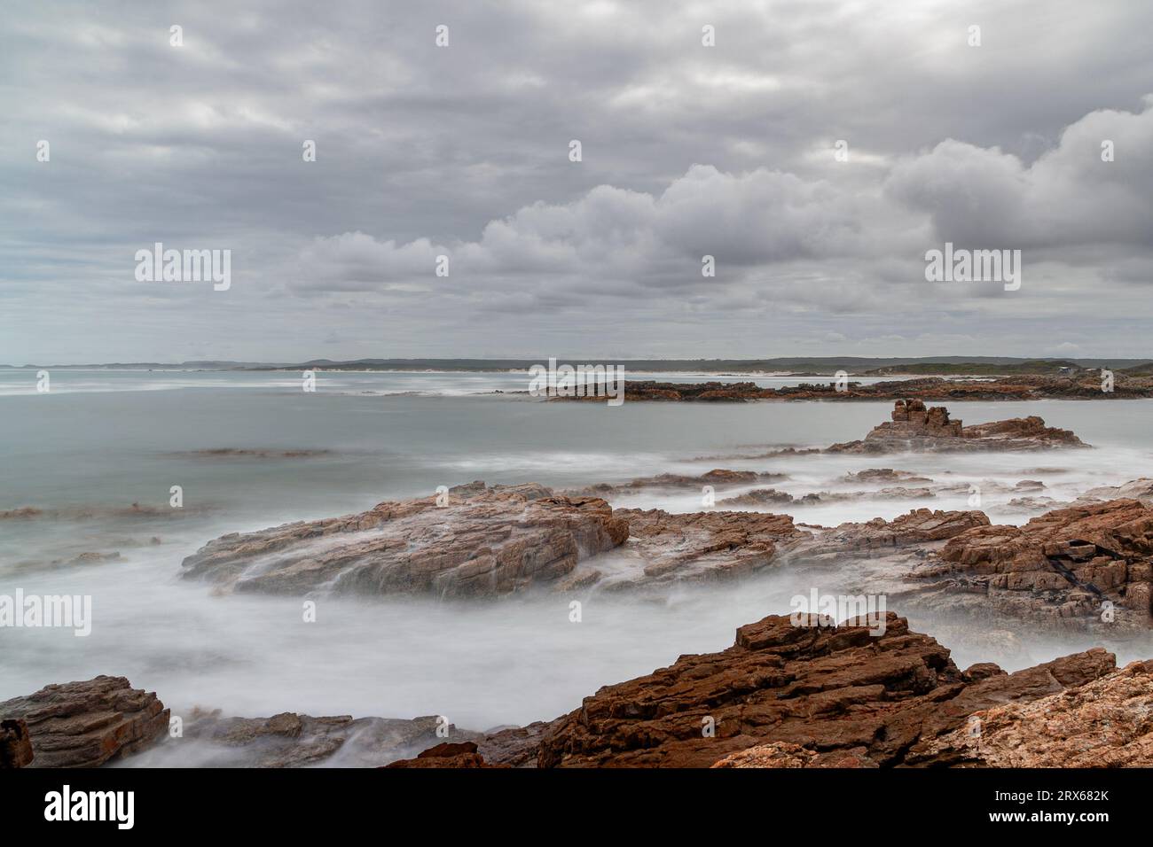 Immagine a lunga esposizione della riserva statale di West Point in un giorno coperto, situata in Tasmania, Australia Foto Stock