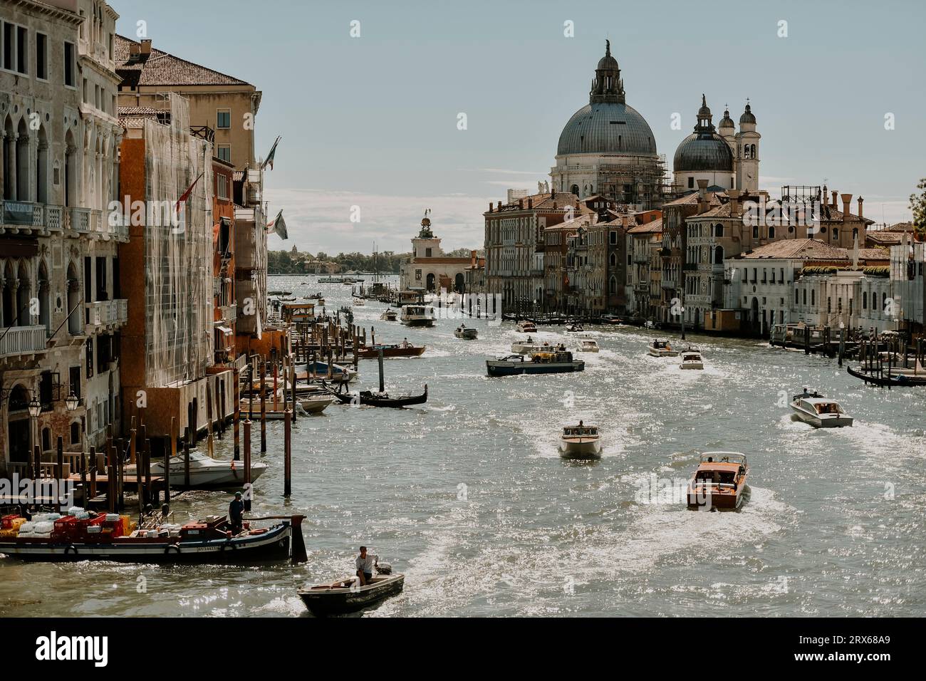 Italia, Veneto, Venezia, Canal grande con sullo sfondo Santa Maria della salute Foto Stock