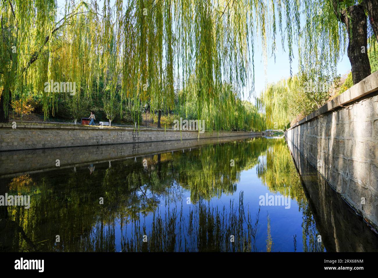 Scenario del fiume Xiaoyue nel Parco delle rovine delle mura della città di Yuan Dadu Foto Stock