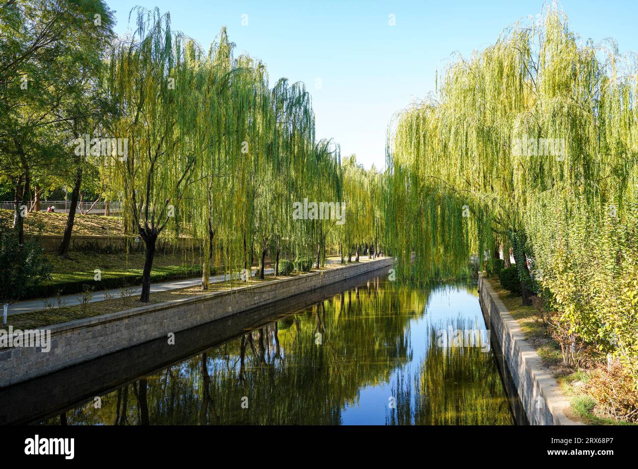 Scenario del fiume Xiaoyue nel Parco delle rovine delle mura della città di Yuan Dadu Foto Stock
