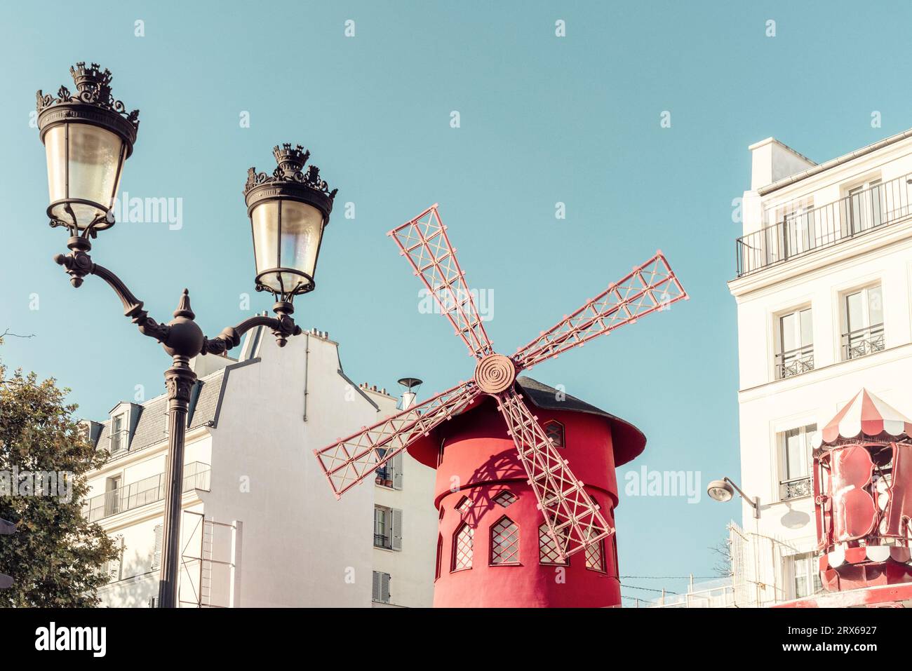 Francia, Ile-de-France, Parigi, lampione di fronte al mulino a vento rosso del cabaret Moulin Rouge Foto Stock