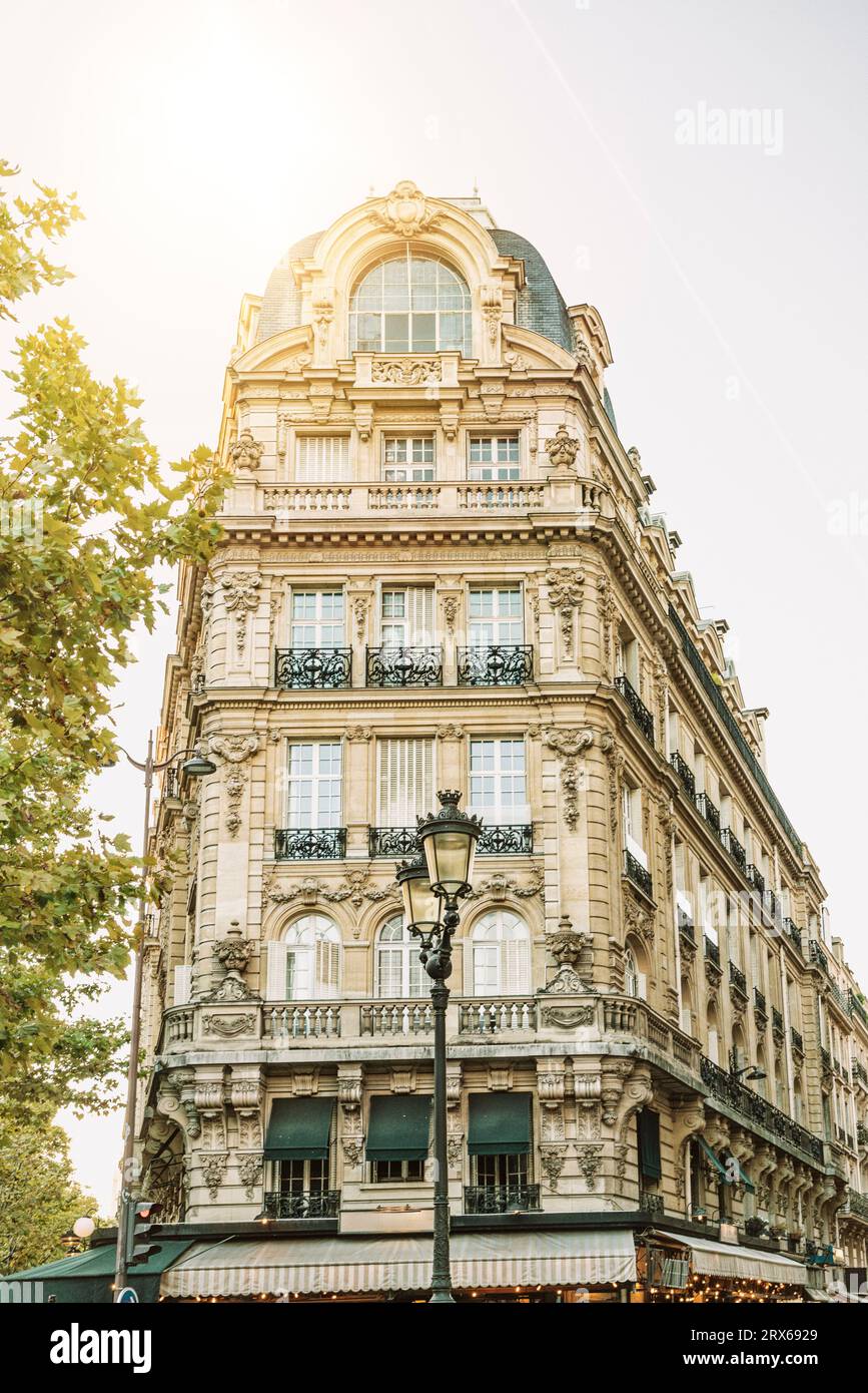 Francia, Ile-de-France, Parigi, edificio decorato in Place Prosper-Goubaux Foto Stock