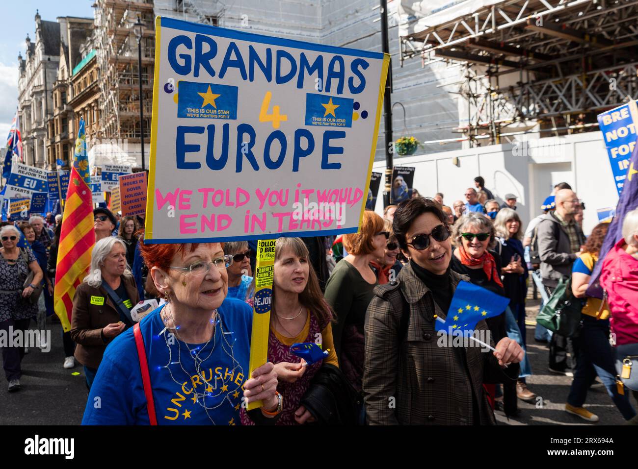 Piccadilly, Londra, Regno Unito. 23 settembre 2023. Un gran numero di persone partecipa a una marcia di protesta verso il Parlamento. Intitolato National Re-join March II – a seguito di una precedente grande protesta nel 2022 – i suoi attivisti vorrebbero che il Regno Unito rientrasse nell’UE in seguito al referendum sulla Brexit del 2016 Foto Stock
