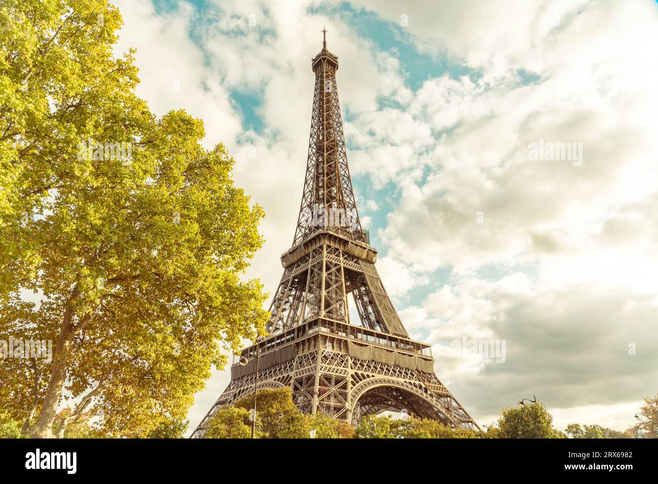 Francia, Ile-de-France, Parigi, nuvole sulla Torre Eiffel Foto Stock