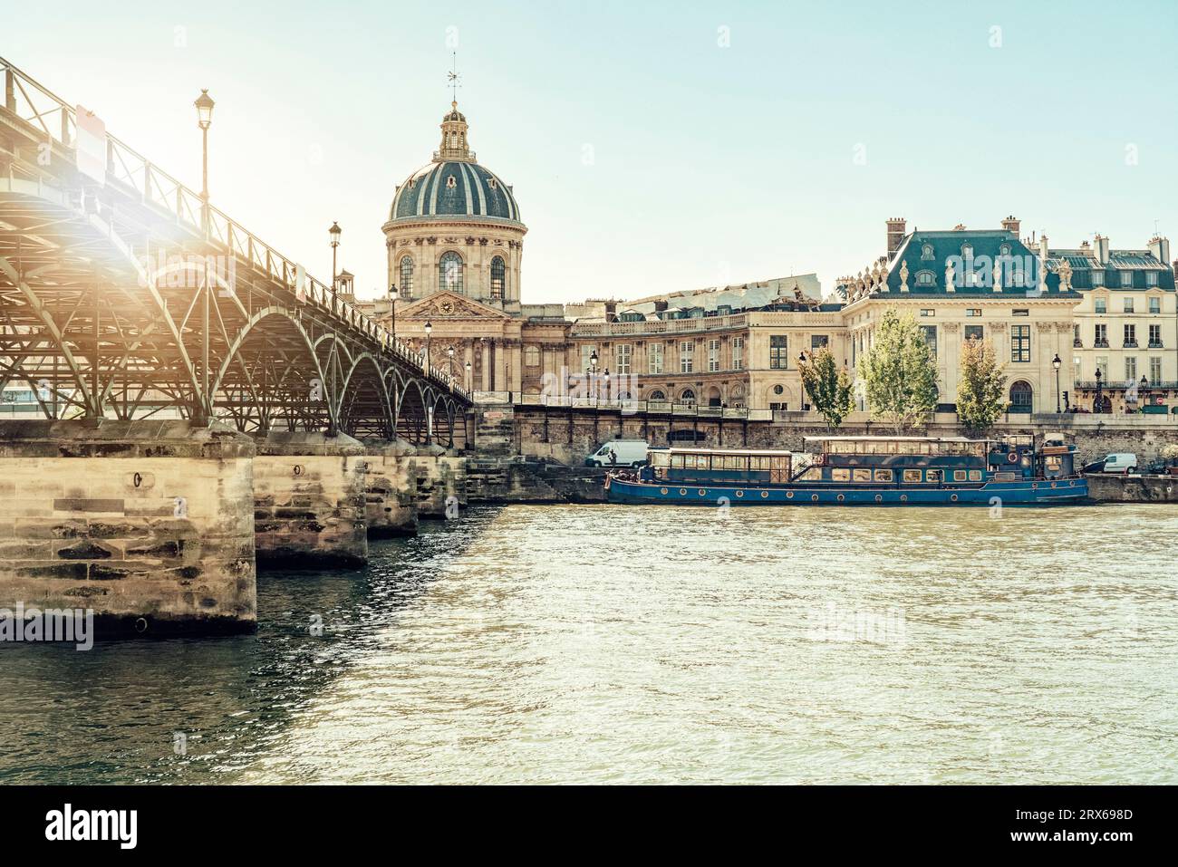Francia, Ile-de-France, Parigi, Institut de France e Pont des Arts al tramonto Foto Stock