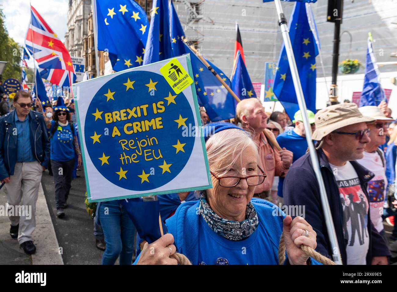 Piccadilly, Londra, Regno Unito. 23 settembre 2023. Un gran numero di persone partecipa a una marcia di protesta verso il Parlamento. Intitolato National Re-join March II – a seguito di una precedente grande protesta nel 2022 – i suoi attivisti vorrebbero che il Regno Unito rientrasse nell’UE in seguito al referendum sulla Brexit del 2016 Foto Stock