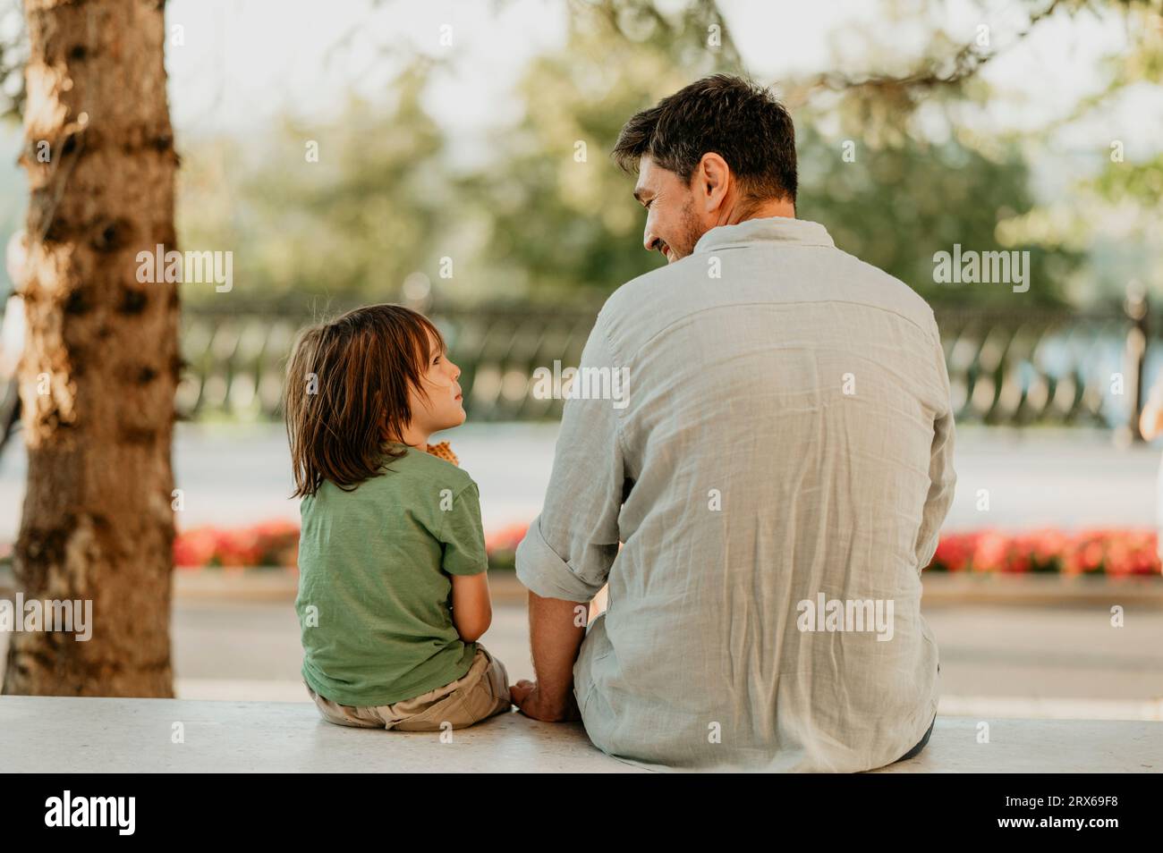 Padre e figlio trascorrono del tempo libero insieme Foto Stock