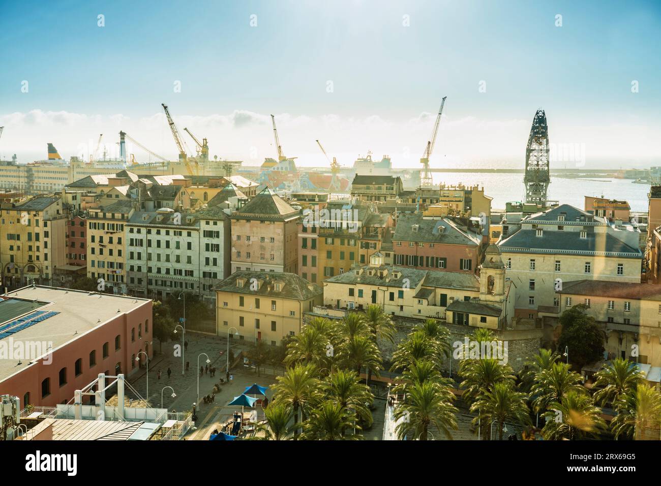 Italia, Liguria, Genova, Palazzetti con gru portuali sullo sfondo Foto Stock