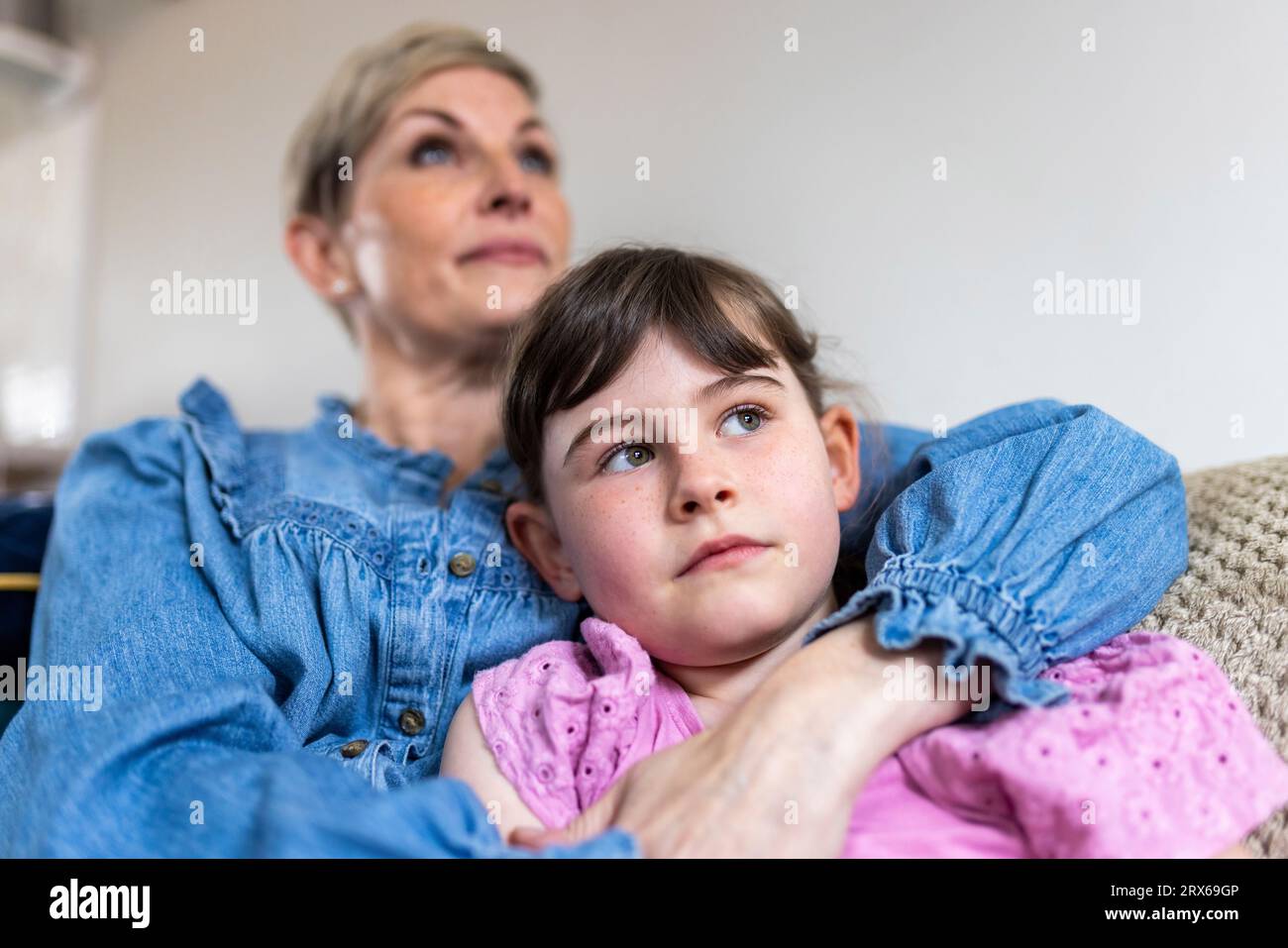 Madre e figlia premurose a casa Foto Stock