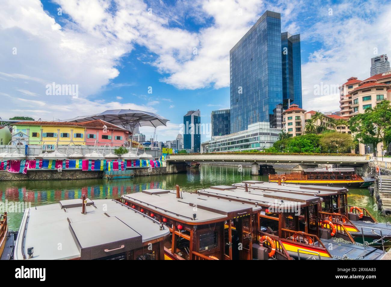 Singapore, Singapore City, Clarke Quay con barche ormeggiate in primo piano Foto Stock