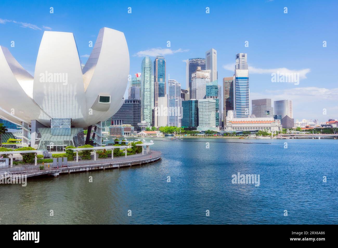 Singapore, Singapore City, ArtScience Museum con grattacieli sullo sfondo Foto Stock