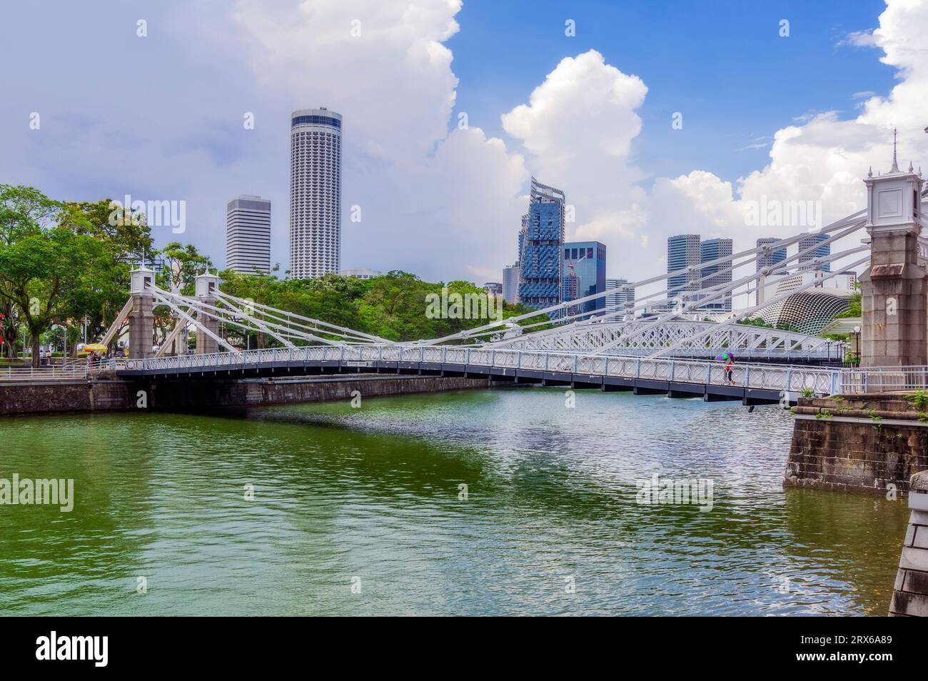 Singapore, Singapore City, Cavenagh Bridge sul fiume Singapore Foto Stock