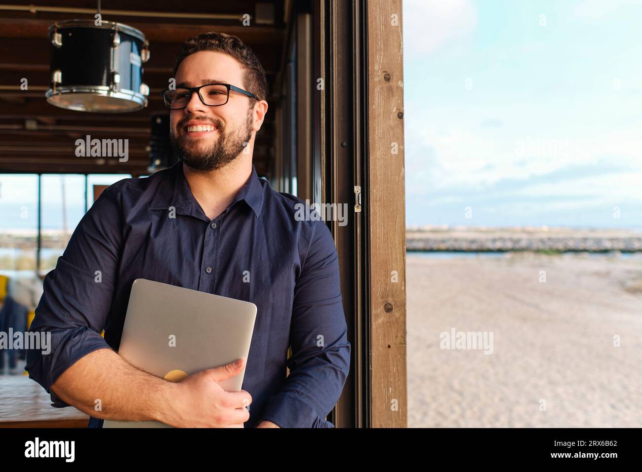 Giovane ingegnere felice con un notebook Foto Stock