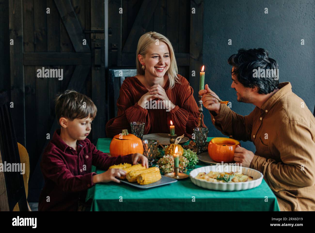 Felice famiglia che discute a tavola Foto Stock