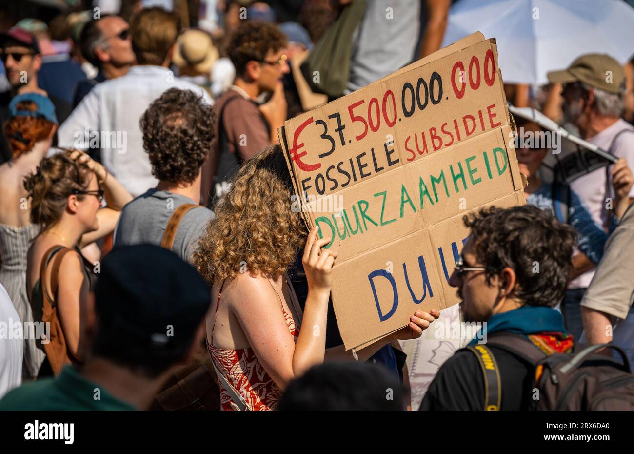 L'Aia, Paesi Bassi, 09.09.2023, attivisti per il clima con striscioni che bloccano l'autostrada A12 durante la protesta contro i sussidi per i combustibili fossili Foto Stock