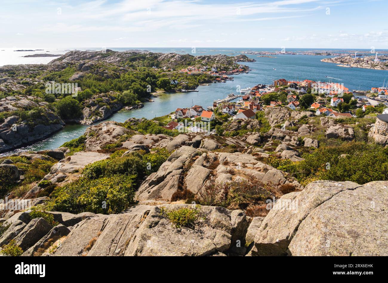 Vista panoramica della città sulla scogliera dell'isola di Tjorn Foto Stock
