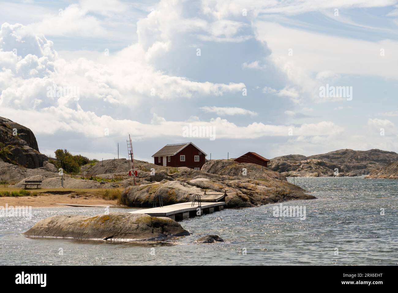 Casa a skerry sull'isola di Tjorn sotto il cielo nuvoloso Foto Stock