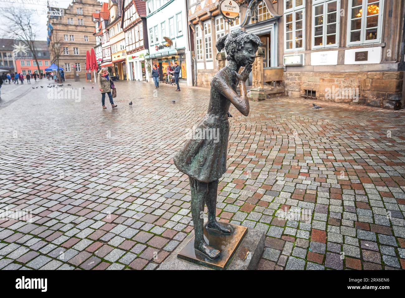 Statua della ragazza curiosa di Bernhard Kleinhans (Die Neugierige) - Hamelin, Germania Foto Stock