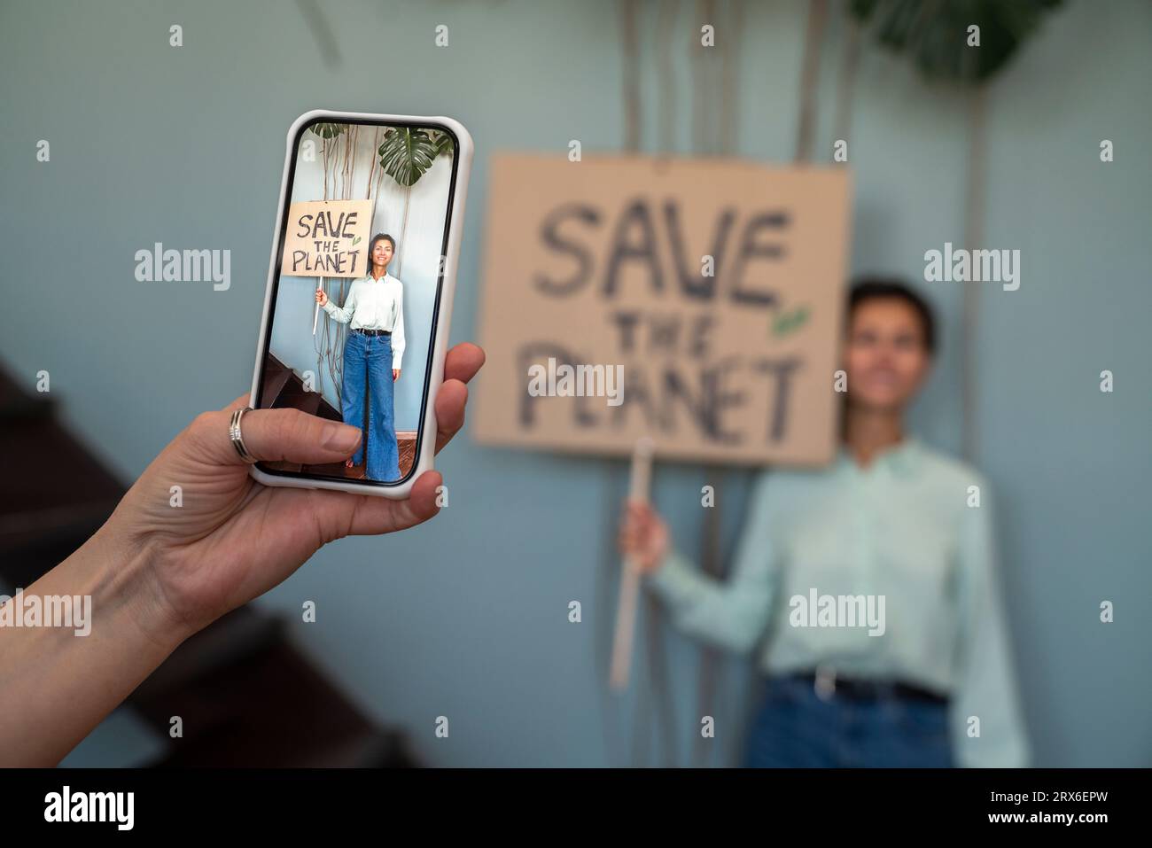 Mano di donna che registra influencer con un cartello Foto Stock