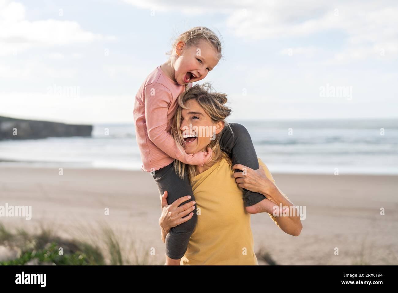Allegro madre e figlia godendo presso la spiaggia Foto Stock