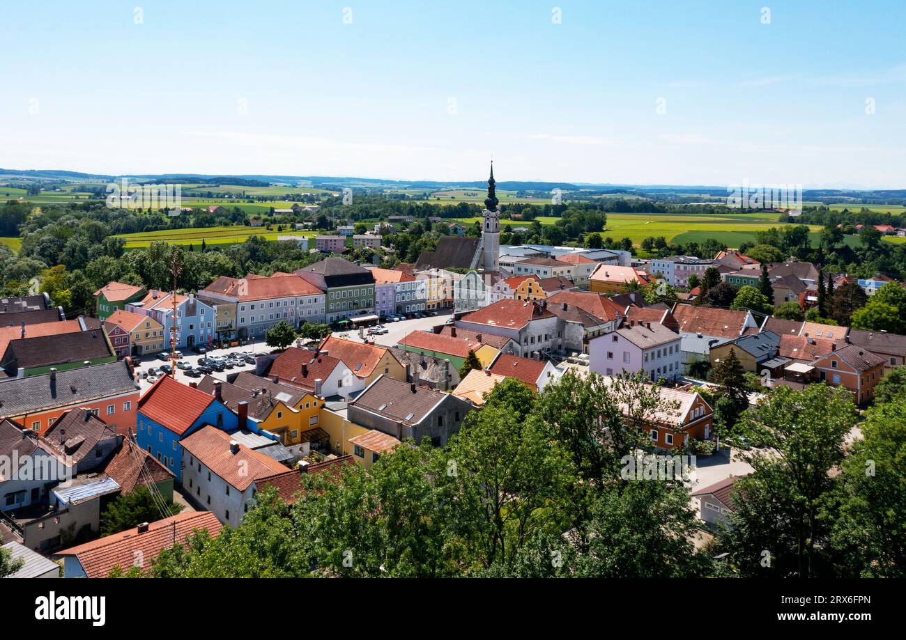 Austria, alta Austria, Obernberg am Inn, vista droni della città rurale in estate Foto Stock