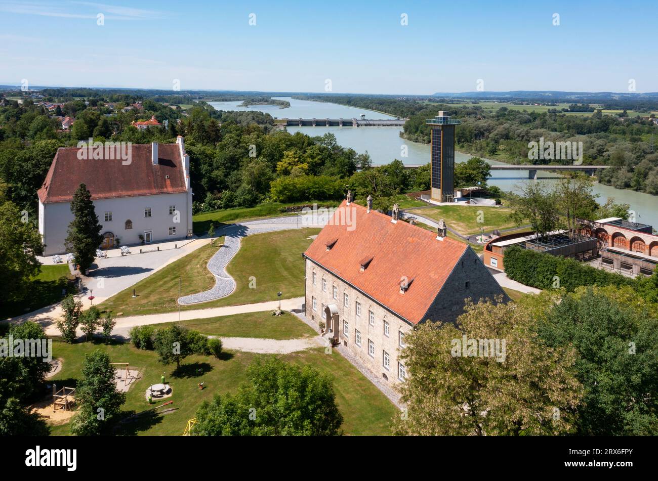 Austria, alta Austria, Obernberg am Inn, Drone vista del castello di Obernberg con il fiume Inn sullo sfondo Foto Stock