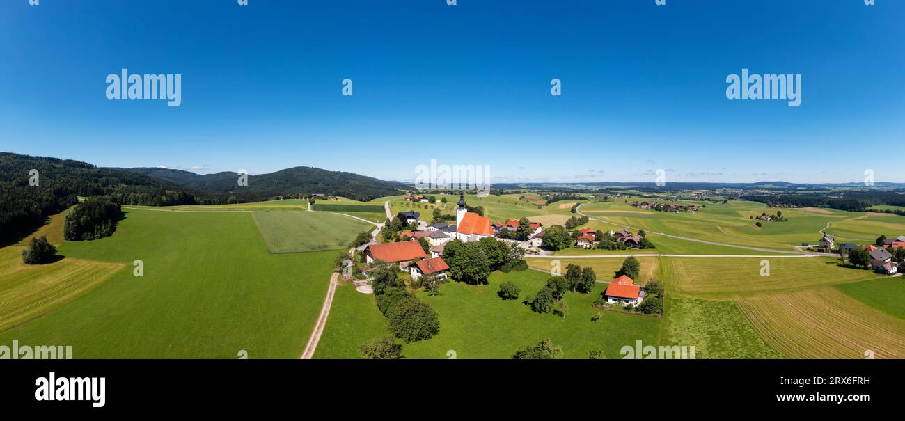 Austria, alta Austria, Hausruckviertel, Drone panorama del villaggio di Weissenkirchen im Attergau alla luce del sole Foto Stock