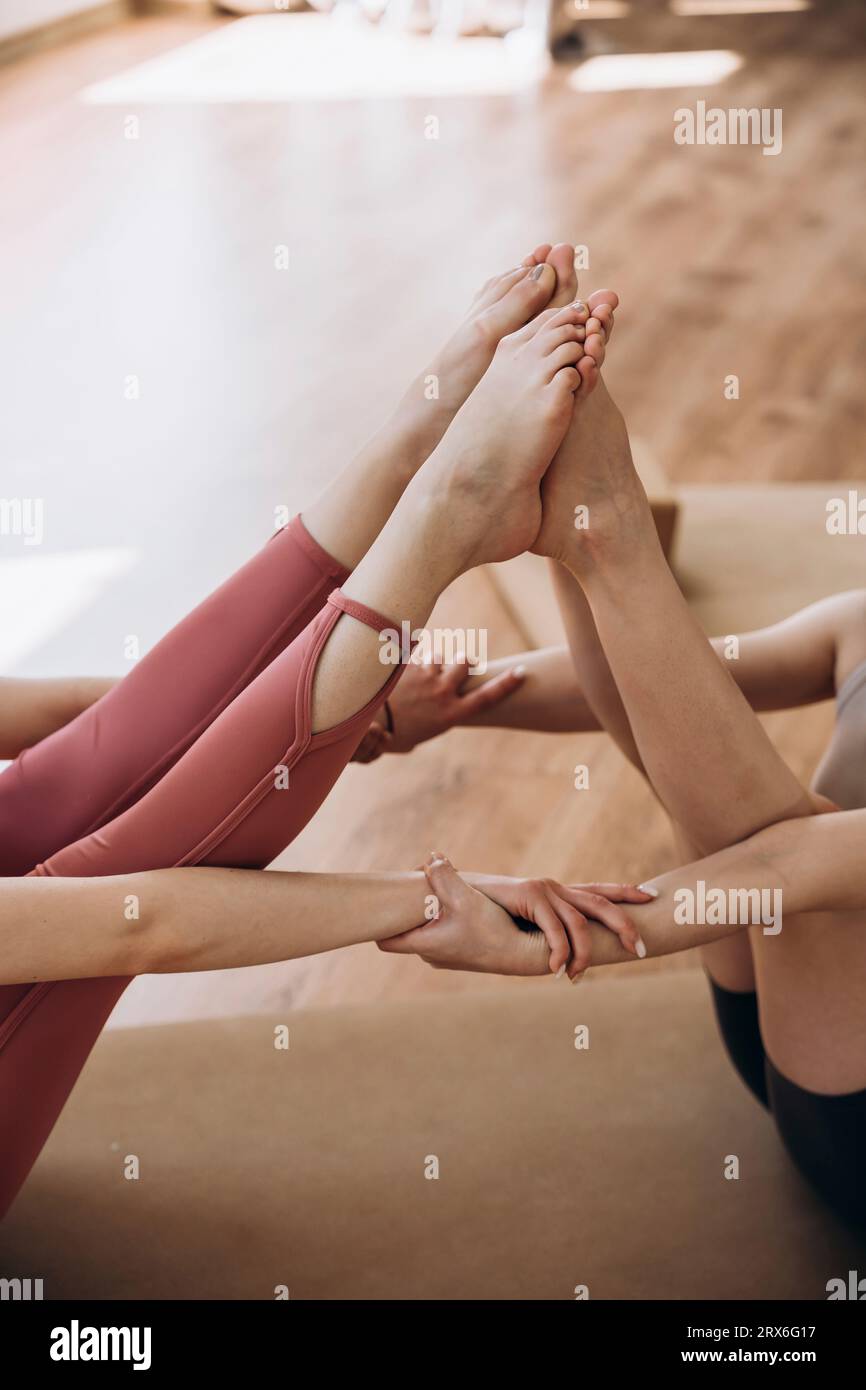 Donne che fanno yoga insieme nel centro benessere Foto Stock