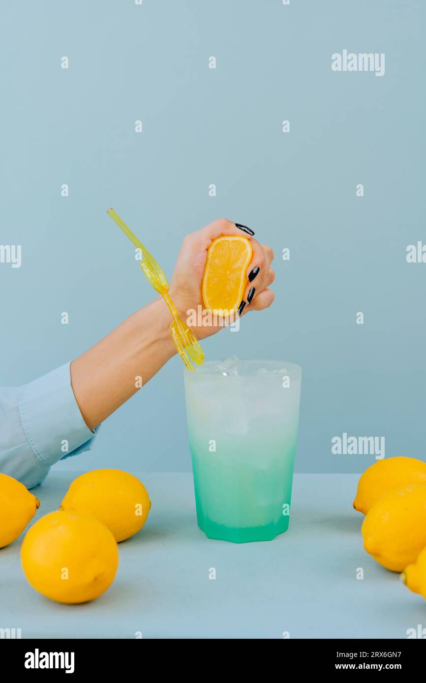 Mano spremendo il limone immagini e fotografie stock ad alta risoluzione -  Alamy