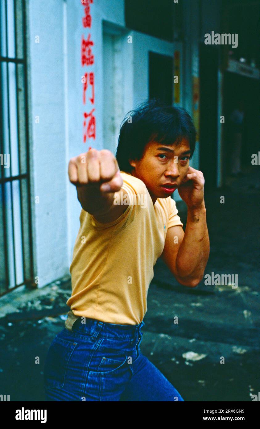 Australia. Sydney. Chinatown. Arti marziali Kung fu. Giovane in strada, che dimostra una posizione. Foto Stock