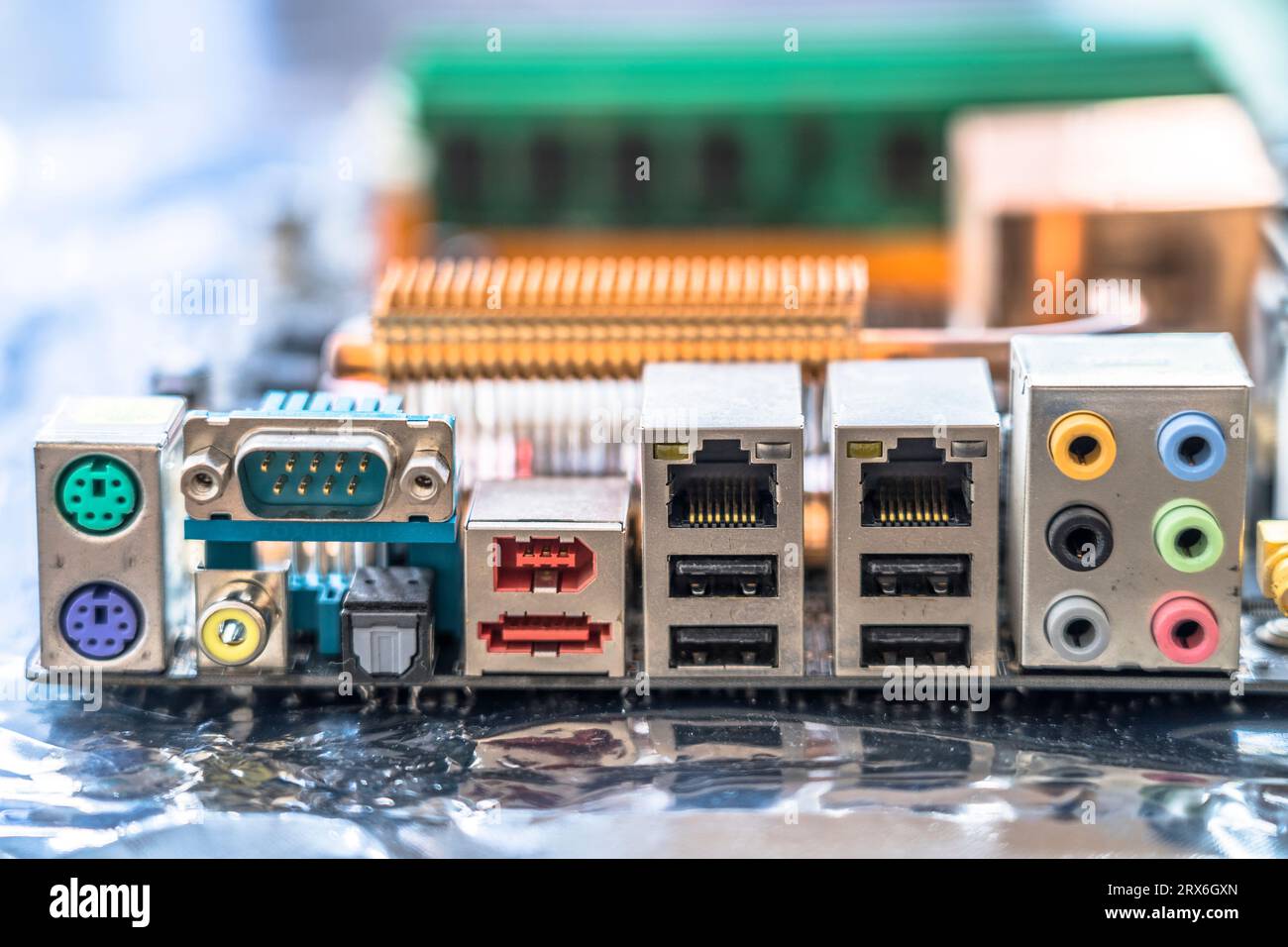 Primo piano di varie porte sulla scheda madre del computer Foto Stock