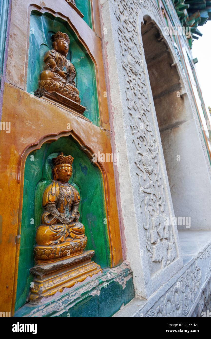 Pechino Cina, 10 novembre 2022: Buddha smaltato sul muro del Tempio del Mare della saggezza, il Tempio del Buddha senza vita in cima al Monte Wanshou in su Foto Stock