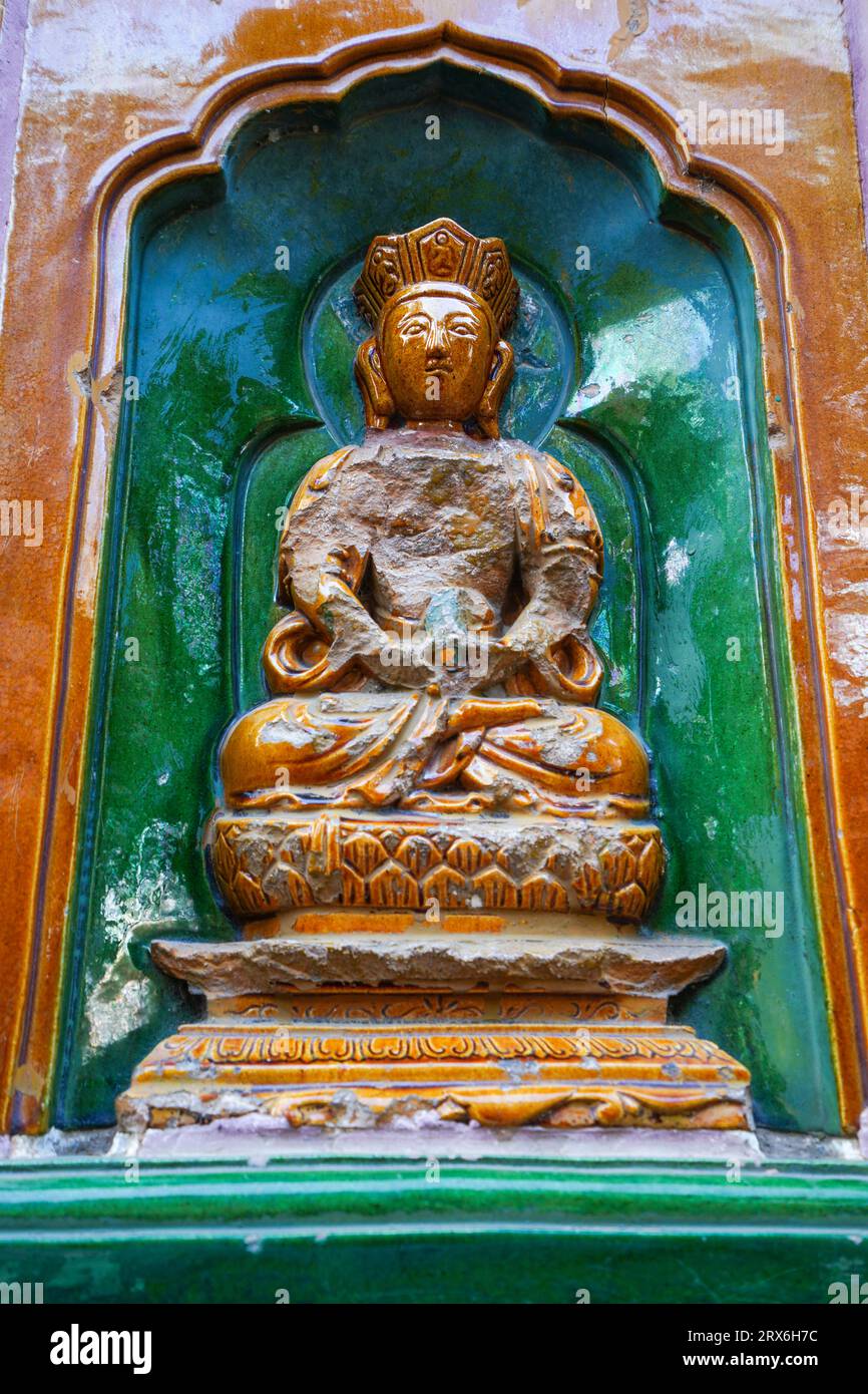 Pechino Cina, 10 novembre 2022: Buddha smaltato sul muro del Tempio del Mare della saggezza, il Tempio del Buddha senza vita in cima al Monte Wanshou in su Foto Stock