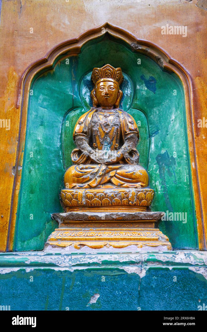 Pechino Cina, 10 novembre 2022: Buddha smaltato sul muro del Tempio del Mare della saggezza, il Tempio del Buddha senza vita in cima al Monte Wanshou in su Foto Stock