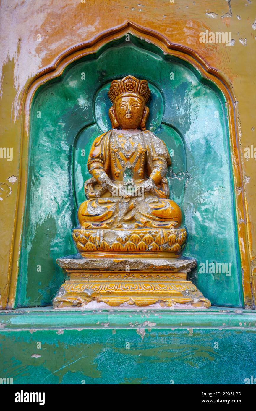 Pechino Cina, 10 novembre 2022: Buddha smaltato sul muro del Tempio del Mare della saggezza, il Tempio del Buddha senza vita in cima al Monte Wanshou in su Foto Stock