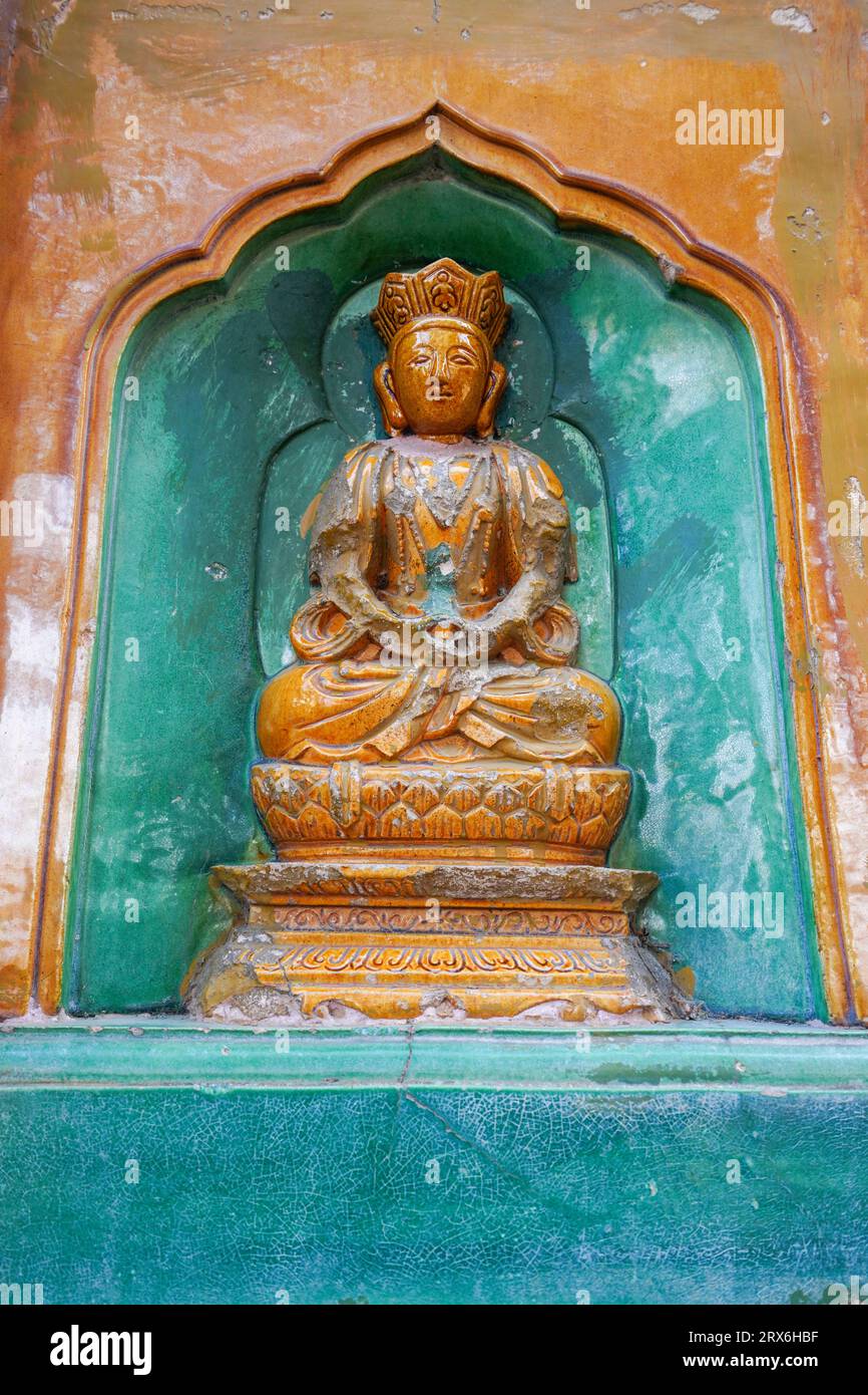 Pechino Cina, 10 novembre 2022: Buddha smaltato sul muro del Tempio del Mare della saggezza, il Tempio del Buddha senza vita in cima al Monte Wanshou in su Foto Stock