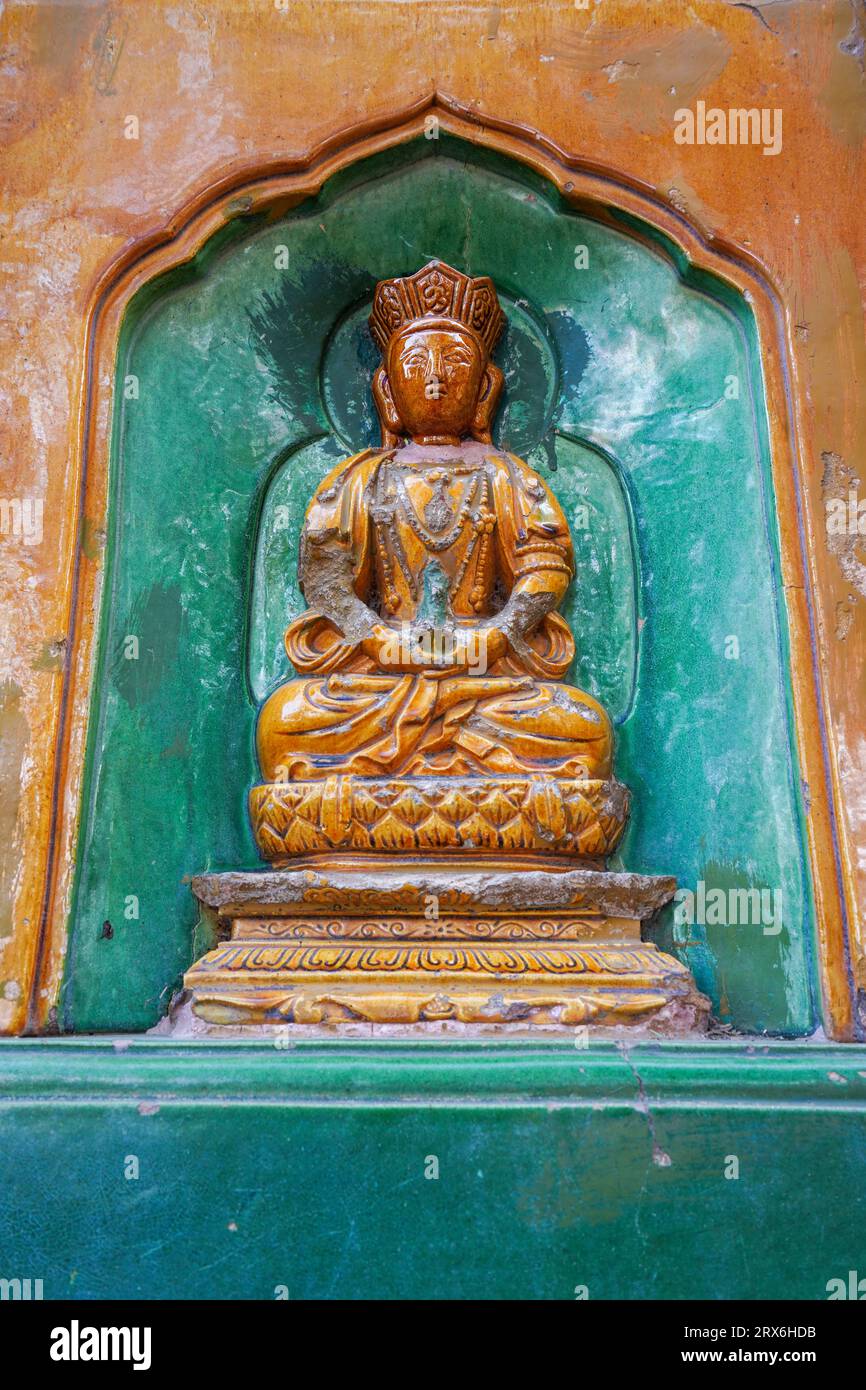 Pechino Cina, 10 novembre 2022: Buddha smaltato sul muro del Tempio del Mare della saggezza, il Tempio del Buddha senza vita in cima al Monte Wanshou in su Foto Stock