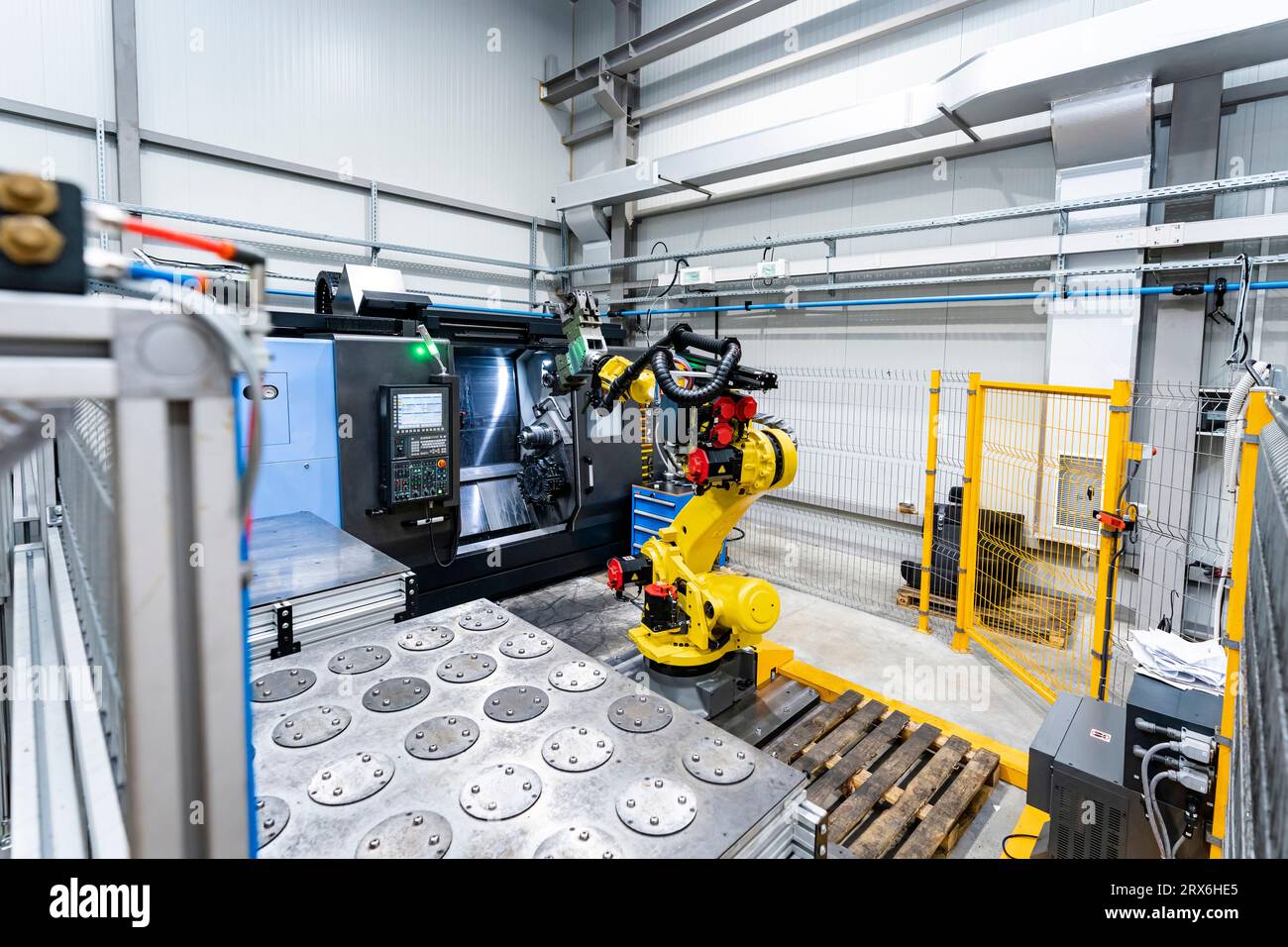 Braccio robotico giallo con macchinari industriali Foto Stock