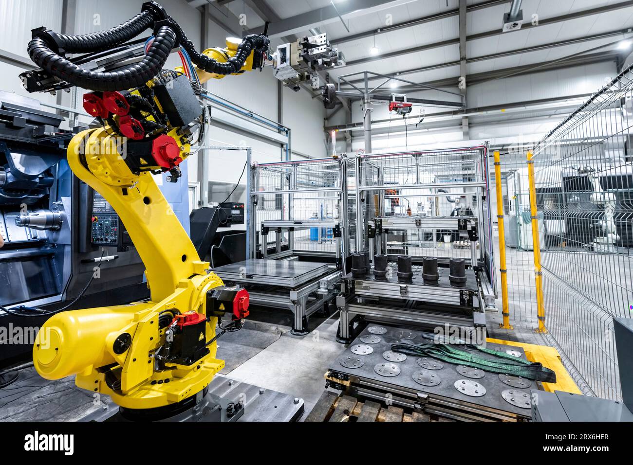 Braccio robotico con macchinari per la lavorazione dei metalli Foto Stock