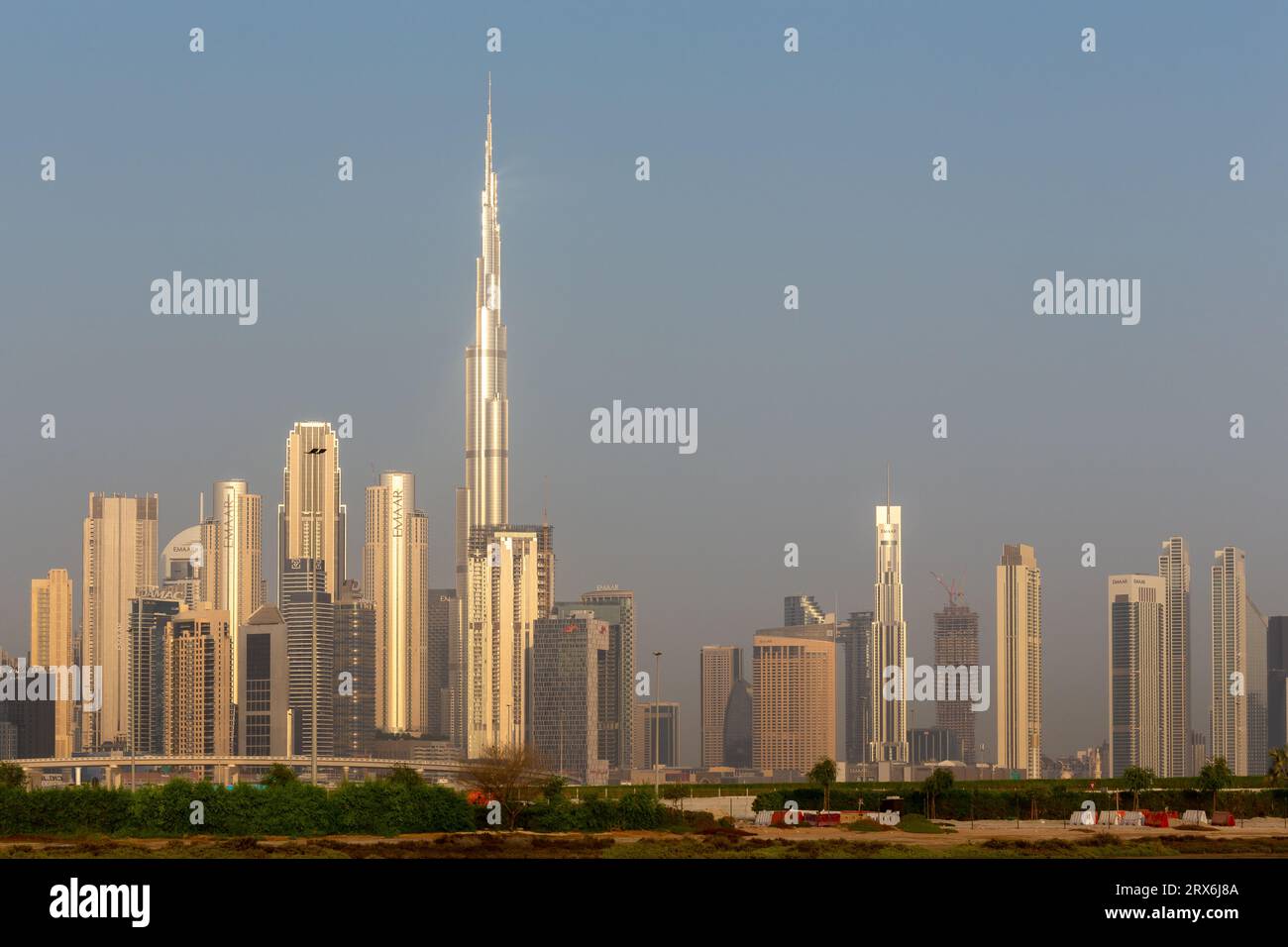 Dubai, Emirati Arabi Uniti, 18.09.22. Panorama dello skyline di Dubai Downtown con i grattacieli che riflettono il sole dorato durante l'alba. Foto Stock