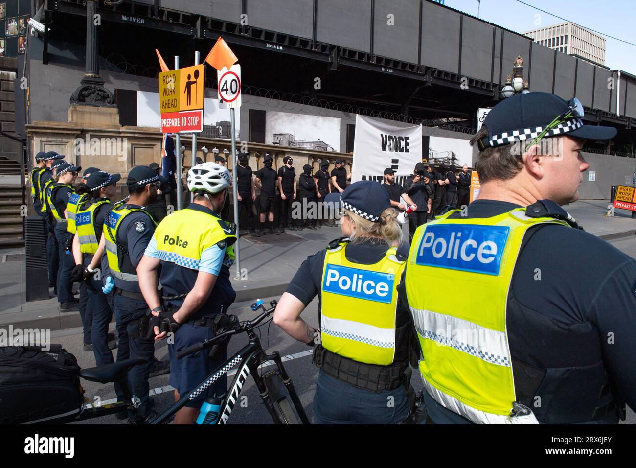 Melbourne, Australia, 23 settembre 2023. La polizia separò i neonazisti dai manifestanti del "voto no" dopo che i primi si unirono alla manifestazione per il malcontento di alcuni dei latters. Crediti: Jay Kogler/Alamy Live News Foto Stock